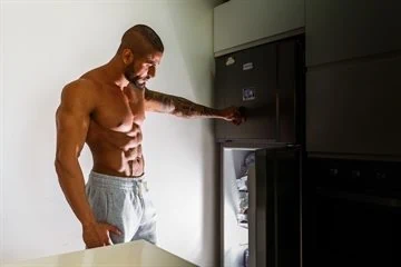 אכילה בלילה לפני השינה: האם זה באמת משמין?